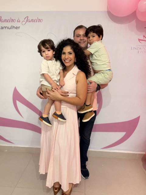 Dra. Sara Dutra com o marido e os dois filhos no painel da conferência