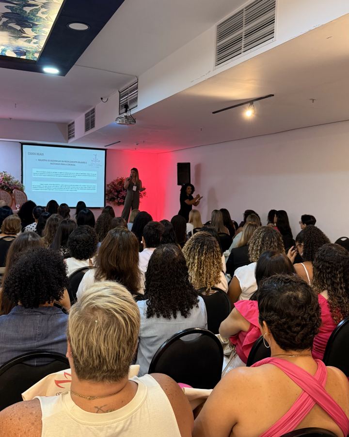 Plateia lotada da conferência Linda por Dentro e por Fora, mulheres sentadas acompanhando uma palestra